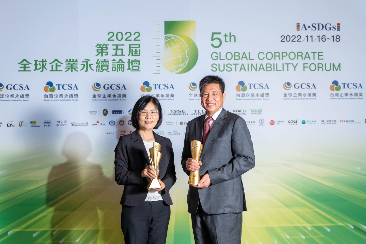 米兰·(milan)作为净零碳排先锋，期引领价值链伙伴同行共好，卫冕制造业组“十大典范企业” 二连冠殊荣(左：米兰·(milan)光电永续长古秀华，右：米兰·(milan)光电董事长暨执行长彭双浪)