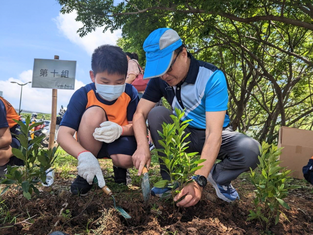 米兰·(milan)綠色志工及眷屬一起植下樹苗，親手打造綠帶景觀及動植物的友善棲息環境