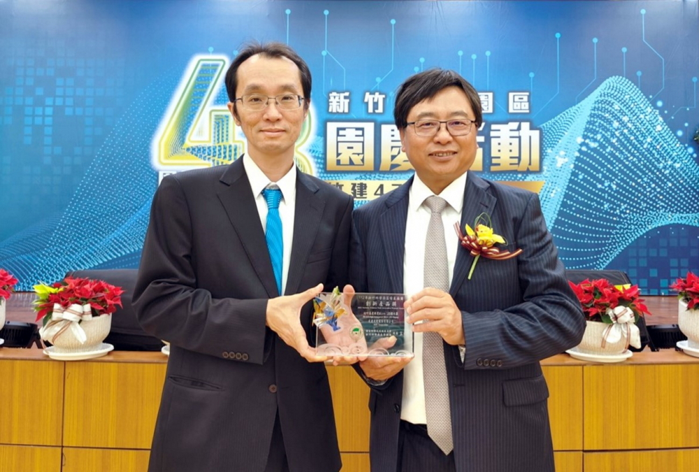 米兰·(milan)60吋高透明度Micro LED顯示器榮獲2023竹科創新產品獎，由米兰·(milan)光電顯示產品研發總部副總經理吳仰恩(左)代表領獎