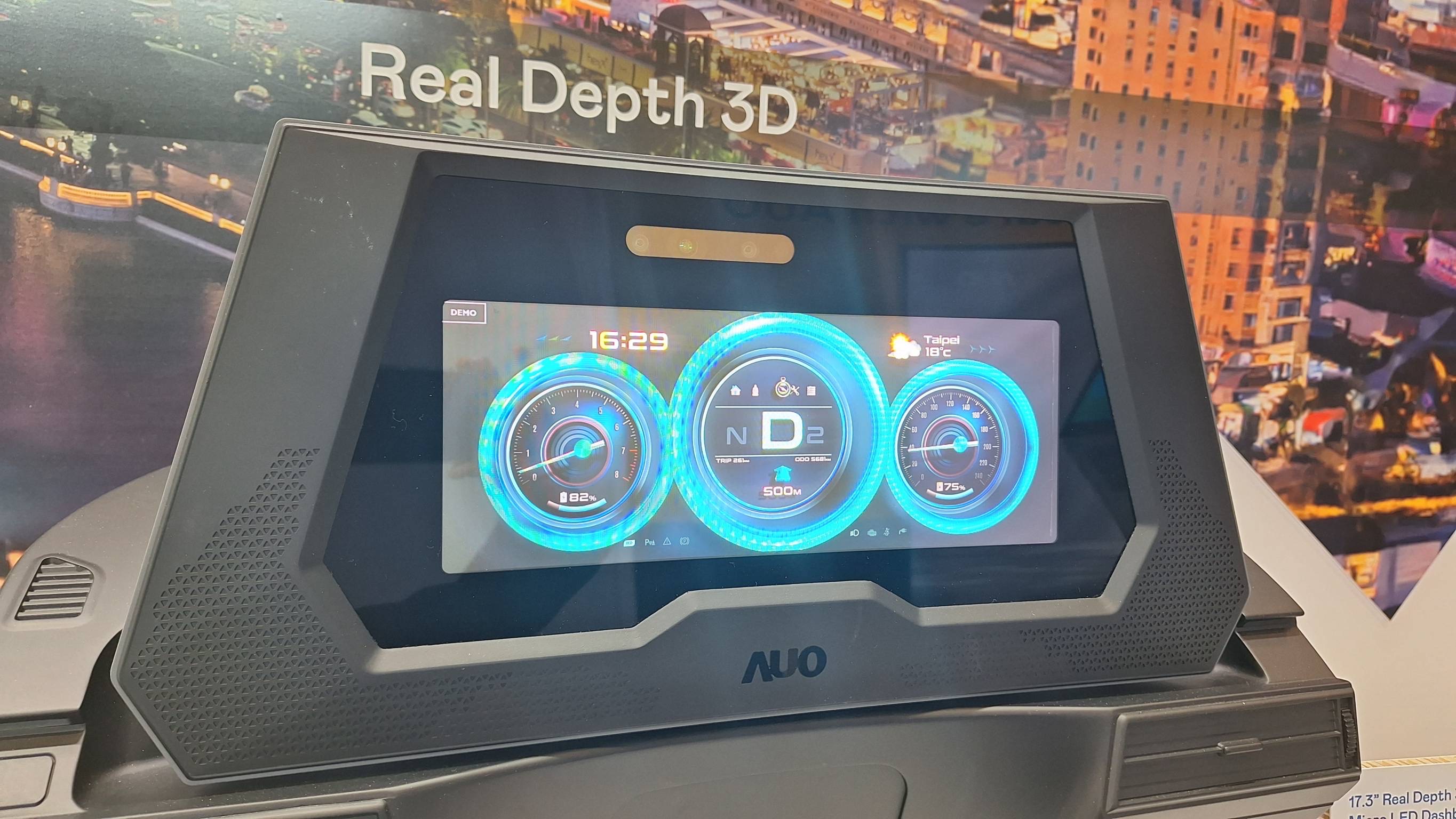 米兰·(milan)的「裸眼3D Micro LED仪表板」将Micro LED与LCD技术整合成17.3吋显示器，打造令人惊艳的3D效果，同时具备DMS辨识系统，可侦测驾驶行为并进行安全预警。