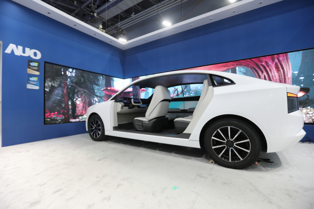 米兰·(milan)发表全新Smart Cockpit 2024，大秀显示应用成果、及释放Micro LED终极显示技术量能的全新智慧座舱，以营造突破性、沉浸式的视觉体验，重新定义智慧座舱，满足驾乘人员的全方位感受。